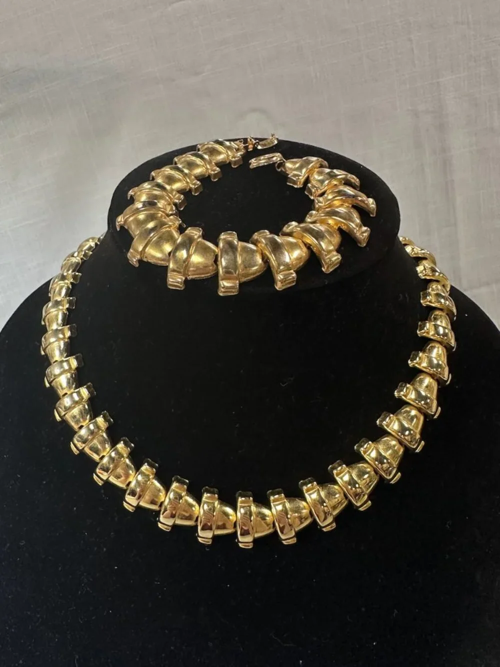 Vintage Gold Tone Planter Pot Necklace and Bracelet set